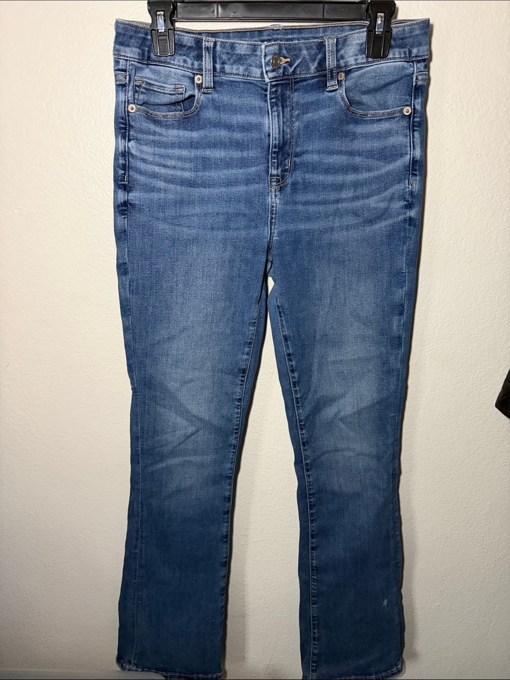 American Eagle Outfitters Women's Straight Leg Jeans in Medium Blue Wash